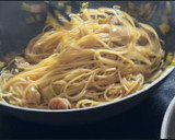 Foto del paso 4 de la receta: Espaguetis con puerro y langostinos