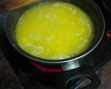 Foto del paso 2 de la receta: Caldo de papas y arroz con huevo duro picado
