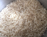 Foto del paso 1 de la receta: Arroz integral frito con salmón
