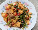 Foto langkah ke 7 dari resep Oseng Tempe Daging Kangkung Pedas.