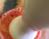 Foto del paso 2 de la receta: Licuado de banana y frutillas