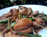 รูปขั้นตอนการทำที่ 4 ของ ไก่ผัดรากชู หอมชู/หอมซู สมุนไพรอาข่า, ไทใหญ่