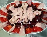 Une image de l'étape 10 de Salade composée tomates, betteraves rouges, jambon blanc,bacon et oignon rouge.