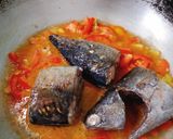 Hình bước làm 3 của món Cá ngừ kho cà