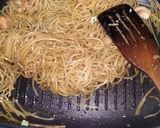Foto langkah ke 4 dari resep Garlic Prawn Pasta.