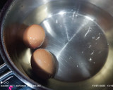 Foto del paso 2 de la receta: Huevos con habitas confitadas, cebolla picante y espárragos