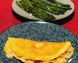 Foto del paso 3 de la receta: Tortilla de ajetes tiernos y bonito en escabeche con guarnición de espárragos trigueros