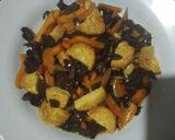 Foto langkah ke 3 dari resep Tumis tofu dengan jamur kuping dan wortel.
