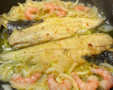 Foto del paso 4 de la receta: Merluza con gambas
