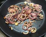 Une image de l'étape 4 de Côtes de porc au paprika et fondue d'oignons rouges.