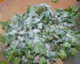 Foto del paso 3 de la receta: Chuleta gratinada a caballo y apio, perejil, nueces y uvas