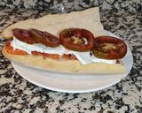Foto del paso 3 de la receta: Bocadillo de salmón con queso fresco de cabra con tomate