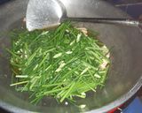 รูปขั้นตอนการทำที่ 5 ของ ผัดเนื้อไก่ใส่ดอกไม้กวาด
