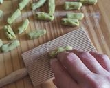 Foto del passaggio 6 della ricetta Cavatelli rigati e pesto di baccelli di fave con fave e piselli