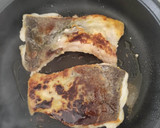 Foto del paso 2 de la receta: Bacalao skrei sobre parmentier de yakiniku con salsa de naranja y mantequilla
