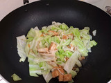 美味的便當菜-油豆腐金針菇炒高麗菜