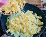 Foto langkah ke 2 dari resep Cream Soup Makaroni / Fusili Shitake Mushroom Bolognese Cheese.