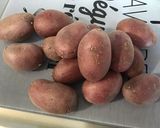 Une image de l'étape 1 de Salade surprise de pommes de terre aux tomates cerises, petits oignons blancs et lomo fumé.