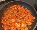 Foto del paso 2 de la receta: Pasta con pimiento rojo, cebolla, zanahorias y apio