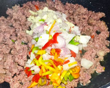 Foto del paso 2 de la receta: Canelones rellenos con carne molida, chorizo y salsa blanca