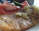 Foto del paso 6 de la receta: Filete de salmón sellado en láminas de ajo adobado con hierbas de mi huerta