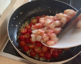 Foto del paso 6 de la receta: Espaguetis al vermú, coquinas y gambones