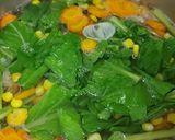 Foto langkah ke 2 dari resep Sayur Bening Sawi Jagung Manis Wortel.