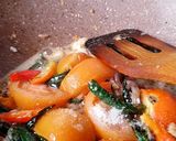 Foto langkah ke 2 dari resep Tumis terong bulat.