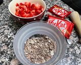 Foto del paso 1 de la receta Vasitos de Cheesecake con Fresas y Crunch de Kitkat