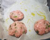 Foto del paso 3 de la receta: Hamburguesas de pavo y albahaca rellenas con queso