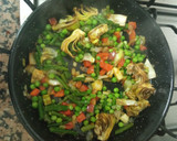 Foto del paso 2 de la receta: Arroz integral con verduras, bacalao y almejas