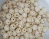Hình bước làm 2 của món Bò hầm hạt sen bắp khoai tây chả cá
