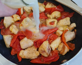 Foto del paso 4 de la receta: Salteado de pollo con pimientos del piquillo al ajillo