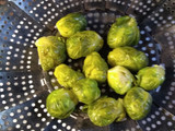 Repollitos de bruselas a la crema de ajillo con pastas