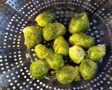 Foto del paso 1 de la receta: Repollitos de bruselas a la crema de ajillo con pastas