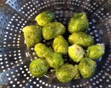 Foto del paso 1 de la receta: Repollitos de bruselas a la crema de ajillo con pastas
