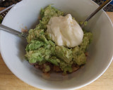 Foto del paso 2 de la receta: Sándwich de atún y pasta de aguacate con lima