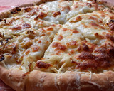 Foto del paso 3 de la receta: Pizza de cebolla con queso mozzarella y emmental