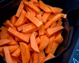 Une image de l'étape 1 de Frites de patate douce au air fryer.