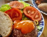 Foto del paso 2 de la receta: Hamburguesa de solomillo con cebolla caramelizada y salsa brava