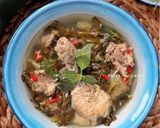 Foto langkah ke 3 dari resep Sup Sayur Asin dengan Tomat Ijo dan Kemangi.