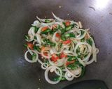 Foto langkah ke 2 dari resep Tumis sosis cabe ijo + bombay.