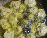 A picture of step 3 of Onion Chilli Pakoda.