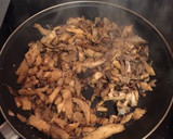 Foto del paso 3 de la receta: Hojaldre con 🍄, 🧀 y cebolla caramelizada