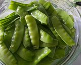 A picture of step 1 of Chinese stir fry - Snow Peas with dried shrimps and garlic.