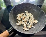 Hình bước làm 3 của món Đậu và nấm xào lá quế