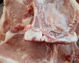Foto del paso 1 de la receta: Costeletas de cerdo a la barbacoa c/ ensalada de manzana
