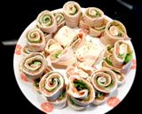 Une image de l'étape 7 de Rouleaux de wraps à la truite fumée et crudités.