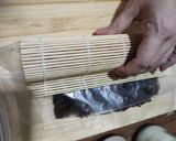 Foto langkah ke 4 dari resep Salmon Mentai Sushi Homemade.