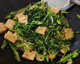 Foto langkah ke 4 dari resep Tumis Kangkung Terasi Tempe.